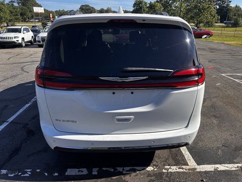 Used 2021 Chrysler Pacifica Touring-L FWD image 4