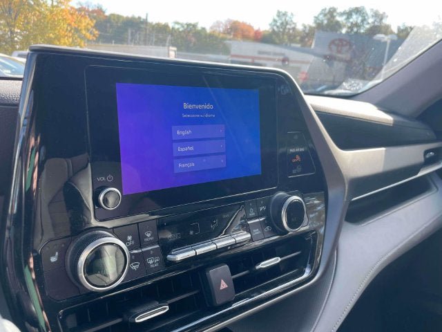 Used 2023 Toyota Highlander XLE AWD/4WD image 25