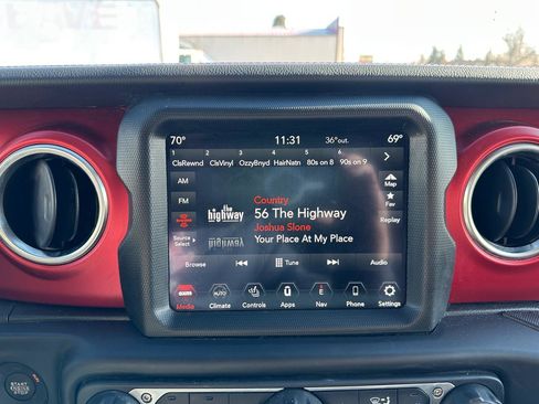 Used 2022 Jeep Wrangler Unlimited Rubicon w/ LED Lighting Group AWD/4WD image 11