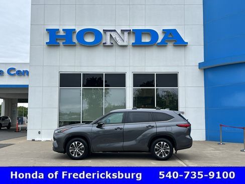 Used 2023 Toyota Highlander XLE FWD image 1