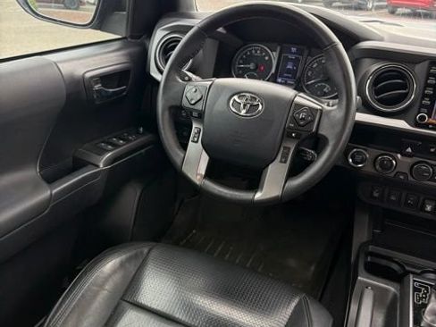 Used 2020 Toyota Tacoma TRD Off-Road w/ TRD Premium Off Road Package AWD/4WD image 10