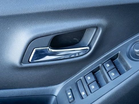 Used 2020 Chevrolet Trax LT w/ LT Convenience Package image 22