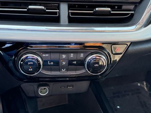 Certified 2025 Chevrolet Trax LT FWD image 16