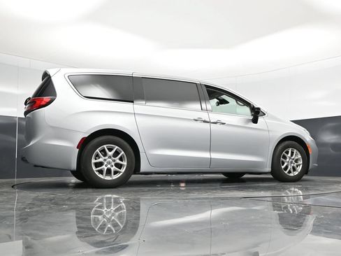 Used 2024 Chrysler Pacifica Touring-L FWD image 52