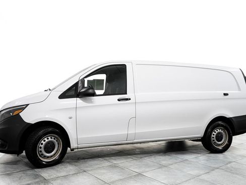 Used 2023 Mercedes-Benz Metris image 3