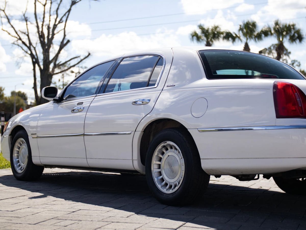 Used 2000 Lincoln Town Car Executive RWD image 8