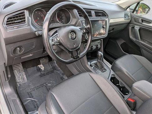 Used 2018 Volkswagen Tiguan SE w/ Panoramic Sunroof Package image 10