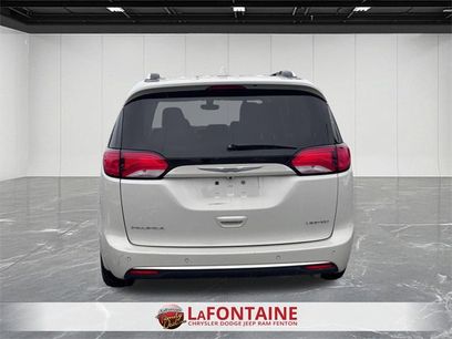 Used 2019 Chrysler Pacifica Limited w/ 8-pass Seating Package