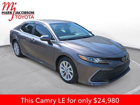 Used 2023 Toyota Camry LE FWD image 5