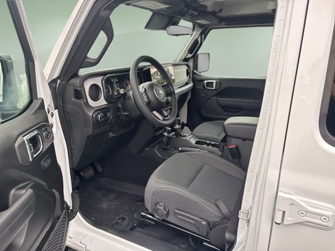 Used 2025 Jeep Gladiator Sport AWD/4WD image 11