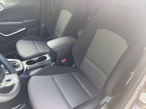 Used 2025 Kia Soul LX w/ LX Technology Package FWD image 31