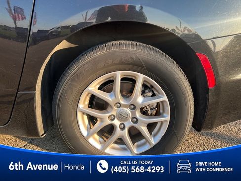 Used 2023 Chrysler Pacifica Touring-L FWD image 10