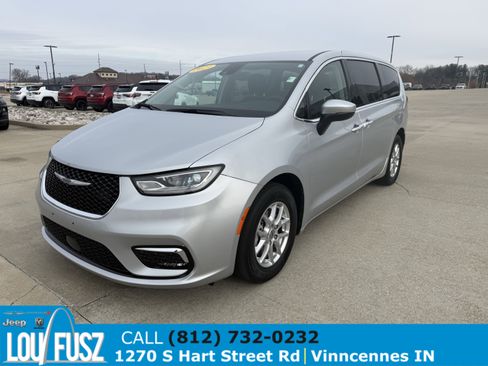 Used 2023 Chrysler Pacifica Touring-L image 3