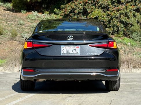 Certified 2025 Lexus ES 300h w/ Premium Package image 11