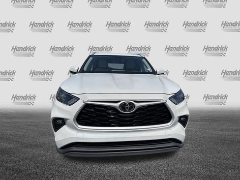 Used 2023 Toyota Highlander XLE FWD image 3