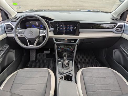 Used 2025 Volkswagen Taos SE w/ Panoramic Sunroof Package image 24