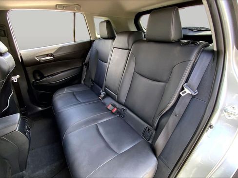 Used 2023 Toyota Corolla Cross XLE w/ Convenience Package FWD image 20