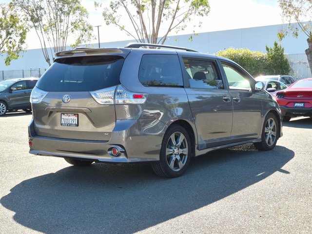 Used 2017 Toyota Sienna SE FWD image 4