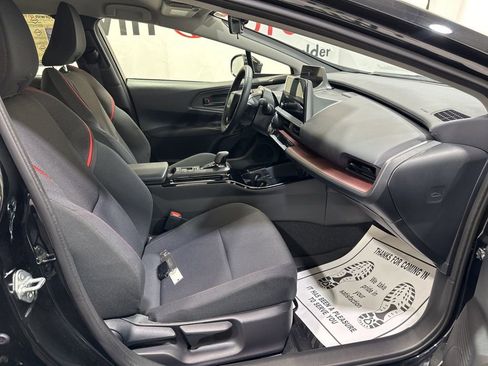 Used 2025 Toyota Prius Plug-In Hybrid image 12