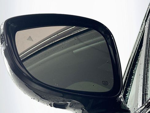 Used 2025 Chrysler Pacifica Limited FWD image 5