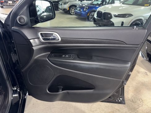 Used 2018 Jeep Grand Cherokee Altitude RWD image 9