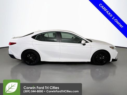 Used 2025 Toyota Camry SE image 18