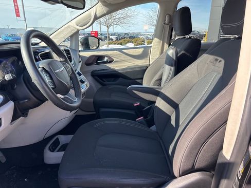 Used 2023 Chrysler Voyager LX image 11