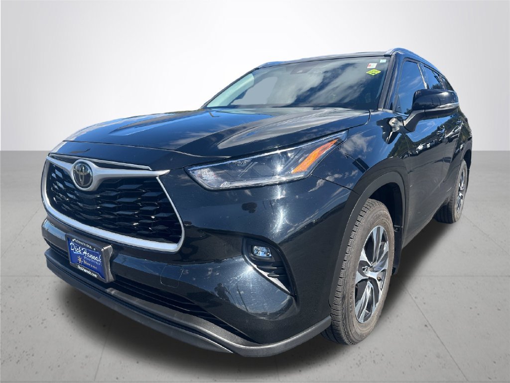 Used 2021 Toyota Highlander XLE AWD/4WD image 2