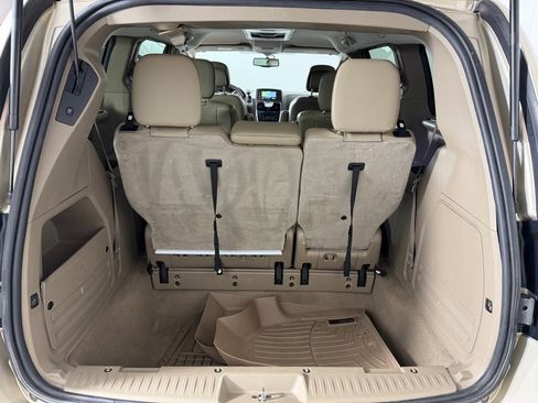 Used 2015 Chrysler Town & Country Touring-L w/ Driver Convenience Group image 18