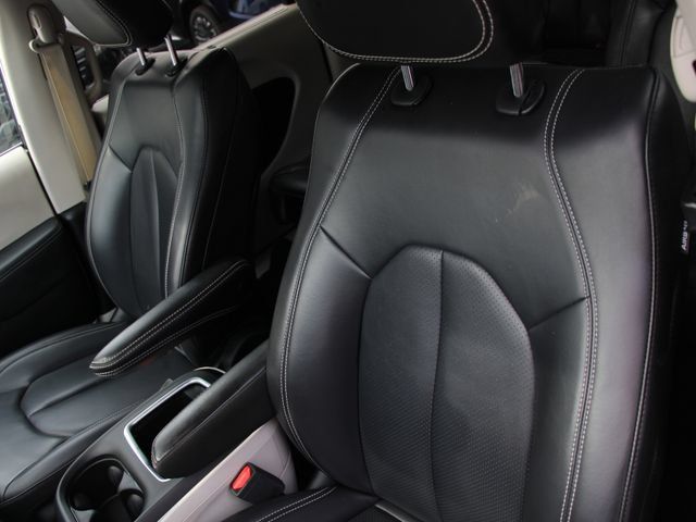 Used 2023 Chrysler Pacifica Touring-L FWD image 5