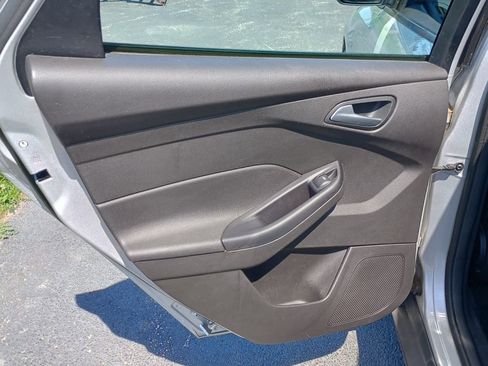 Used 2018 Ford Focus SE w/ Cold Weather Package FWD image 17