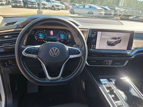 Used 2025 Volkswagen Atlas SE image 16