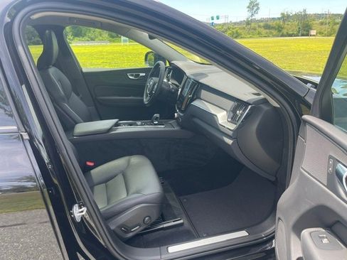 Used 2025 Volvo XC60 B5 Core AWD/4WD image 11