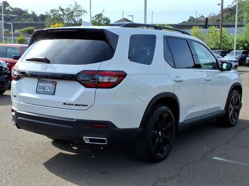 Certified 2025 Honda Pilot Black Edition image 4