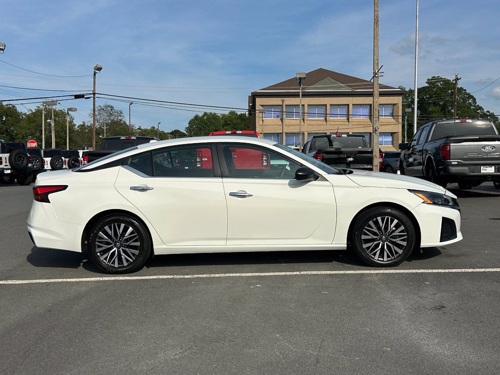 Used 2025 Nissan Altima 2.5 SV FWD image 9