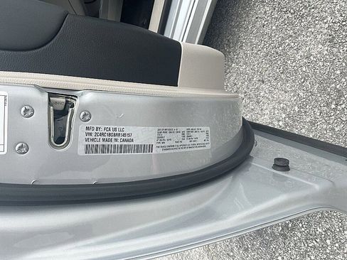 Used 2024 Chrysler Pacifica Touring-L image 2