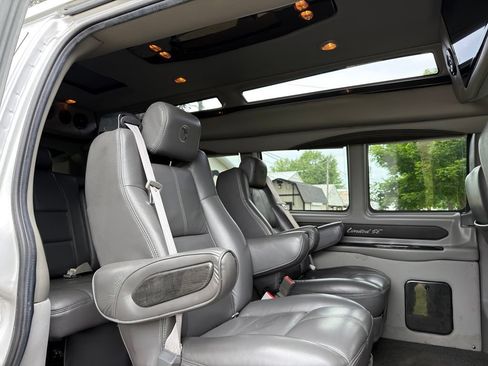 Used 2018 GMC Savana 3500 Extended RWD image 28