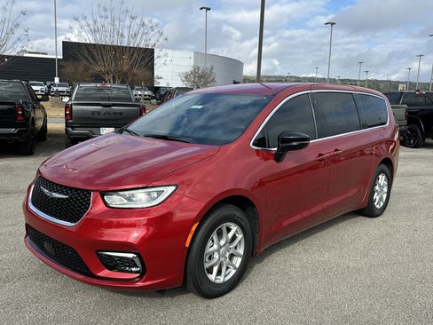 New 2026 Chrysler Pacifica Select image 3