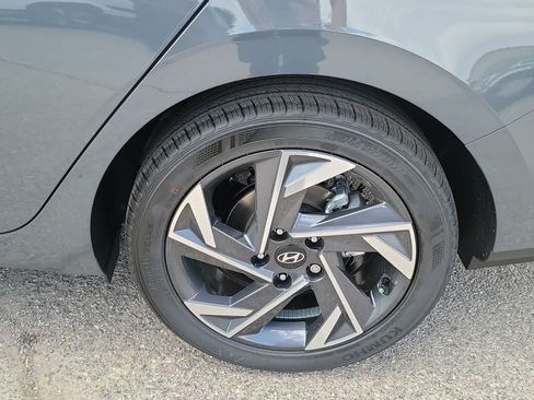 Used 2025 Hyundai Elantra Sport FWD image 12