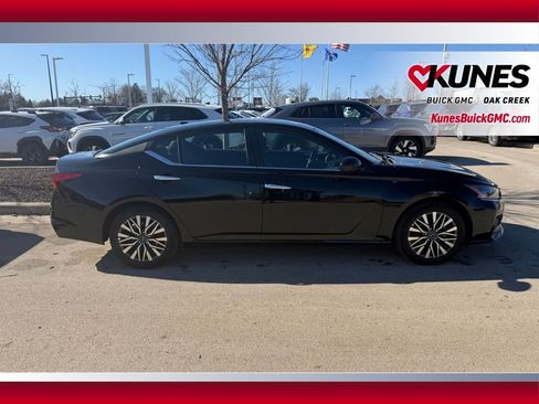 Used 2025 Nissan Altima 2.5 SV image 8