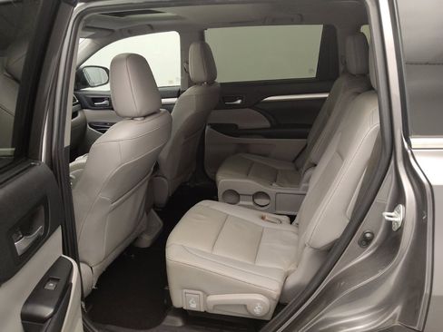 Used 2019 Toyota Highlander XLE FWD image 18