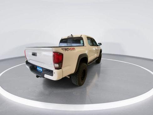 Used 2018 Toyota Tacoma TRD Off-Road w/ Technology Package AWD/4WD image 8