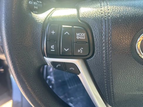 Used 2019 Toyota Highlander LE FWD image 25