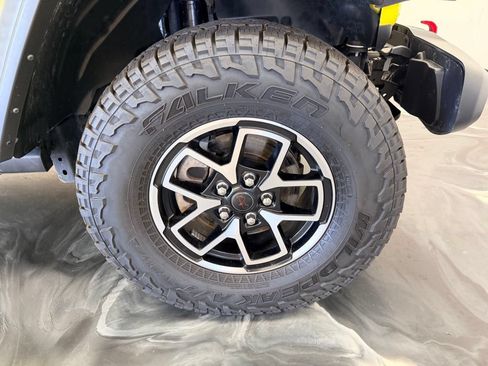 Used 2024 Jeep Gladiator Rubicon w/ Convenience Group AWD/4WD image 24