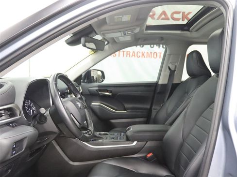 Used 2021 Toyota Highlander XLE AWD/4WD image 14