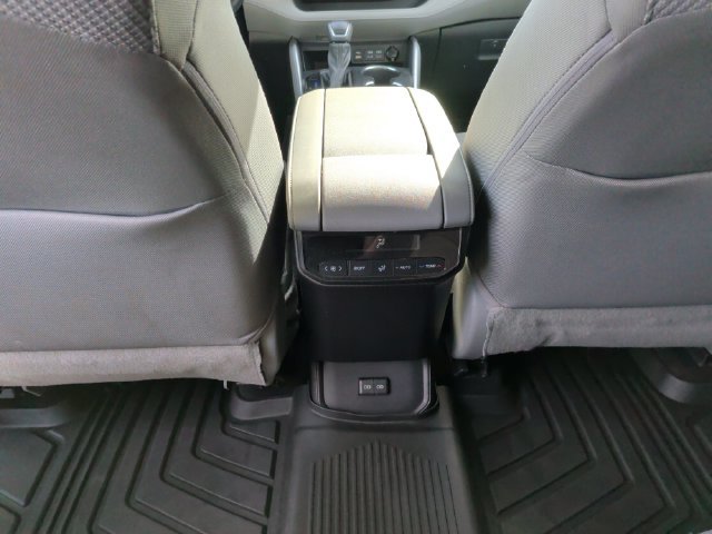 Used 2022 Toyota Highlander LE FWD image 27