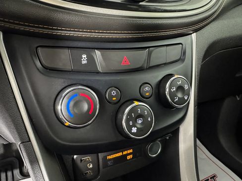 Used 2020 Chevrolet Trax LT w/ LT Convenience Package FWD image 21