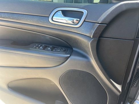 Used 2018 Jeep Grand Cherokee Laredo image 8