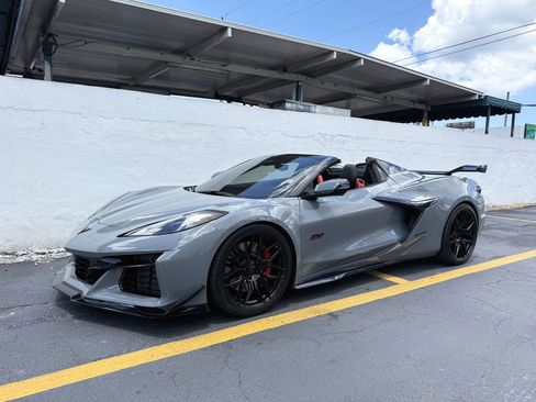 Used 2024 Chevrolet Corvette Z06 w/ Stealth Interior Trim Package RWD image 7