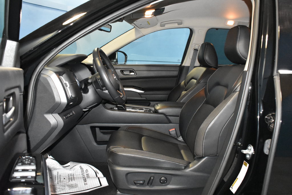Used 2025 Nissan Pathfinder SL AWD/4WD image 6